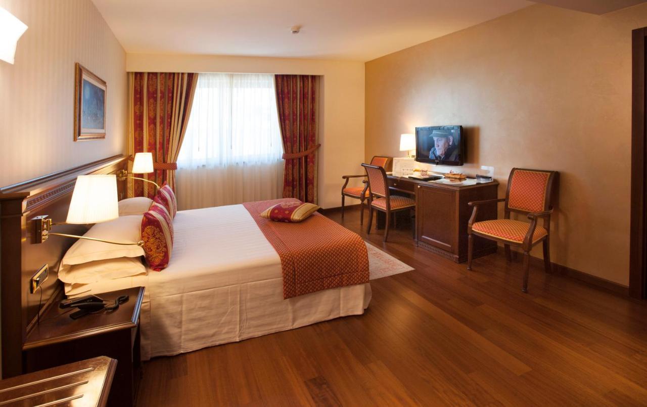 Hotel Calissano Άλμπα Εξωτερικό φωτογραφία